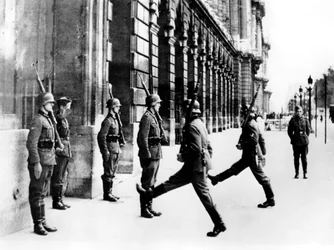 Soldados alemães de guarda do lado de fora do Hotel Crillon, Paris, 7 de outubro de 1940