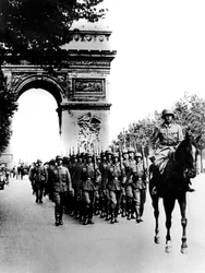 Tropas alemãs marchando no Champs Elysees, Paris, 14 de junho de 1940