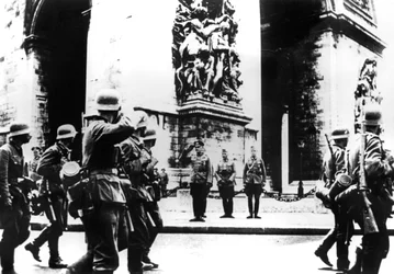 Tropas alemãs marchando pelo Arco do Triunfo, Paris, 14 de junho de 1940