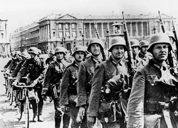 Tropas alemãs marchando por Paris, 17 de junho de 1940