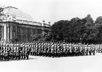Tropas alemãs desfilando diante do comandante alemão de Paris, 8 de julho de 1941