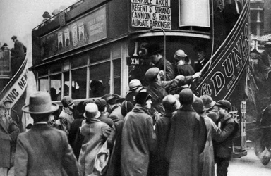 Subindo em um ônibus em Ludgate Hill, Londres, 1926-1927
