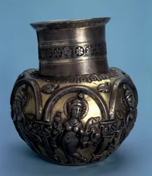 Jarro de prata dourada com dançarinas, sasanian, século 5 ou 6
