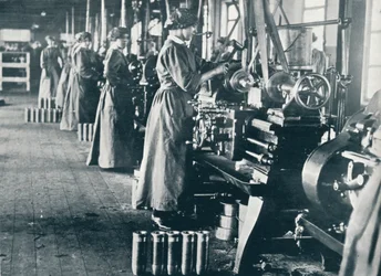 Trabalhadores de munição de menina em seus tornos em um moinho escocês, c1914