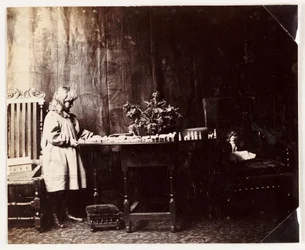 Menina a brincar com um conjunto de brinquedos da Arca de Noé, c 1905
