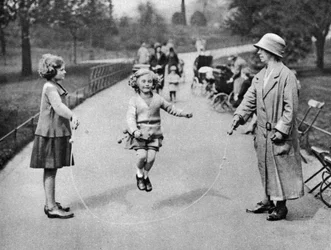 Menina pulando, Hyde Park, Londres, 1926-1927