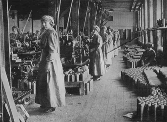 Operárias em uma fábrica de munições, 1915
