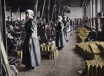 Operárias em uma fábrica de munições, 1915