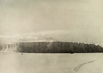 Geleira ao sul de Cape Barne, com o motor viajando no gelo marinho, c1908, 1909.