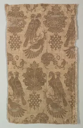 Seda estampada em ouro com falcões e heráldica, 1360-1400.