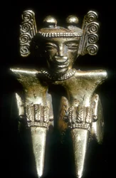 Figura sentada pré-colombiana em ouro, Quimbaya, Colômbia, antes do século XIV-XV