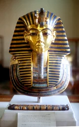Máscara funerária de ouro e lápis-lazúli de Tutancámon, rei do Egipto, meados do século XIV a.C.