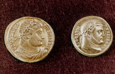 Moedas de ouro mostrando cabeças dos imperadores romanos Constantino, o Grande, e Diocleciano, século IV