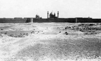 Cúpula dourada e minaretes da mesquita de Samarra, Mesopotâmia, 1918