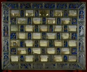Ourivesaria: estauroteca ou relicário gótico do século XIV sob a forma de jogos de xadrez (xadrez) de Carlos Magno, prata, ouro e e-mail feito em Montpellier. Roncesvalaux. Navarra. Espanha.