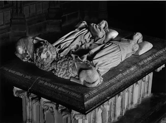 Arte Gótica: Gisants de Charles I de Bourbon (1401-1457) e Agnes de Borgonha (1407-1476) esculpido por Jacques Morel (1417-1459). 1448-1453. Igreja de Saint Pierre de Souvigny (Allier).
