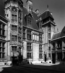 Arquitectura gótica: fachada do pátio interior do palácio de Jacques Coeur (1395-1456), comerciante de Bourges.