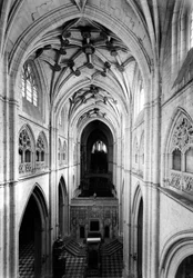 Arquitectura gótica: vista da nave a partir do triforium. 1321-1504 Cathedrale de Saint Antolin, Palencia, Espanha