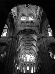 Arte gótica: as abóbadas da nave e do coro. Igreja de Santo Estêvão, Caen (Calvados)