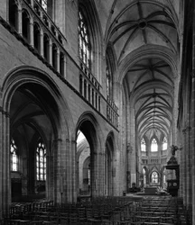 Arte gótica: vista da elevação da nave. Catedral de São Corentino (Saint Corentin), Quimper (Finistere), do século XIII-XIV