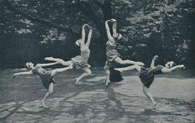 Graça e Animação na Nova Dança Clássica e Russa, c1935
