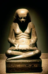 Estátua de granito de um escriba egípcio sentado, de Karnak, dinastia 1718th, c1500 aC