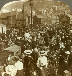 Grande mercado de Bergen movimentada, o mercado de flores N. para o mercado de peixe, Noruega, c1905.