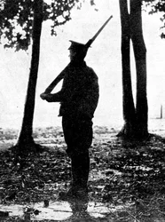 Amanhecer cinzento no campo de batalha, cavalaria britânica, fronteira belga, Primeira Guerra Mundial, 1914