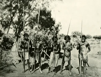 Grupo de homens aborígines, Queensland, Austrália, 1901.