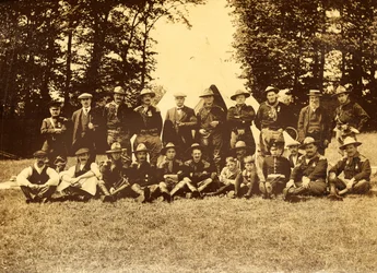 Grupo de homens de uniforme na frente de uma tipi, Buckinghamshire, 1913.