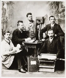 "Grupo de fotógrafos e assistentes com equipamento"