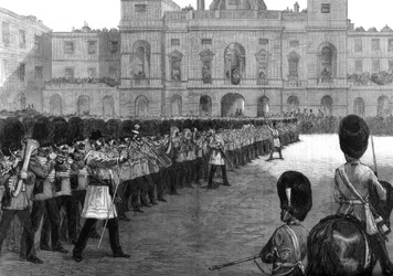 Guardas que tropa as cores em St Jamess Park no aniversário de Sua Majestade, 1875