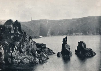 Guernsey - Moulin Huet Bay, com as pedras Dog e Lion, 1895