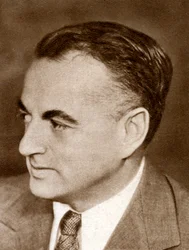 Guy Reginald Bolton, escritor britânico de comédias musicais da Broadway, 1933