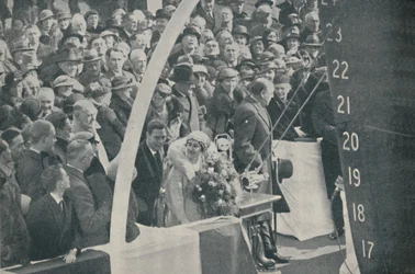 HRH Duquesa de York com Duke of York, lançando Strathmore em 4 de abril de 1935, 1936