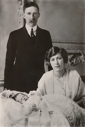 A princesa Mary e o visconde de Lascelles, com seu filho, George Henry Hubert Lascelles, 1923.