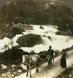 Parada de um stolkjaerre na estrada Telemarken ao lado da espuma de Little Rjukan Falls, Noruega, c1905