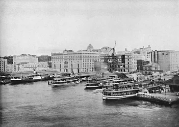 Ferryboats do porto no cais circular, c1900.