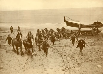 Transportando o barco salva-vidas, c1930.