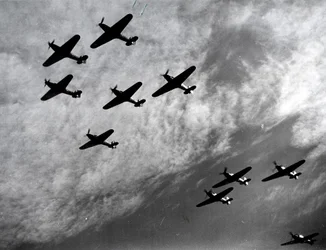 Hawker Hurricanes voando em formação, Batalha da Grã-Bretanha, Segunda Guerra Mundial, 1940