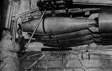 Bombas pesadas nas prateleiras de um barco voador da RAF Short Sunderland, c1940 1943