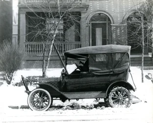 Hermann von Schrenk num Ford 1916 em frente à sua casa em 4139 McPherson, St. Louis, Mo