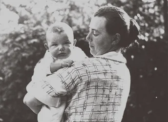 Hilde Mangold 1898-1924 com seu bebê, 1924