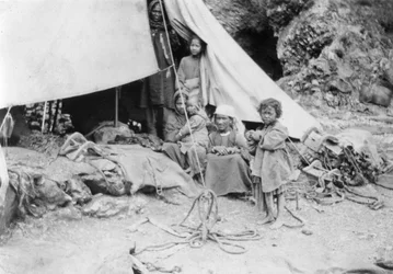 Família da tribo Hill, Chakrata, 1917
