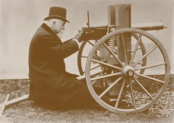 Hiram Maxim 1840-1916 apresenta a primeira metralhadora automática, 1884.