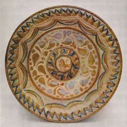 Prato de lustre hispano-mourisco com rebordo azul em escamas de peixe. Século XV, 1928