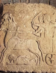 Arte hitita: cena de caça. Baixo relevo sobre pedra, antiguidade.