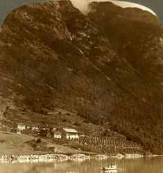 Fazenda de Hogrending, aninhada na base das montanhas, na costa E. do Lago Loen, Noruega, c1905.