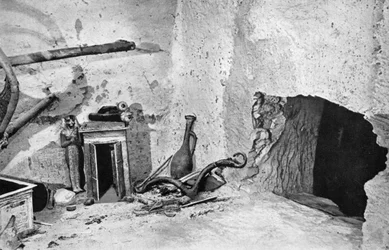 Buraco feito por ladrões para entrar no túmulo de Tutancâmon, Egito, 1933-1934