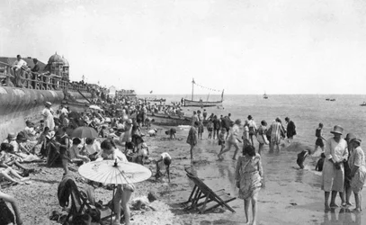 Turistas na beira-mar de Bognor Regis, West Sussex, c1900s-1920s